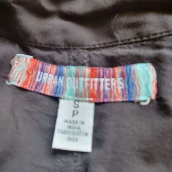 Small UO Urban Outfitters Charcoal Gray Button Down Shirt With Pockets - Picture 3 of 3